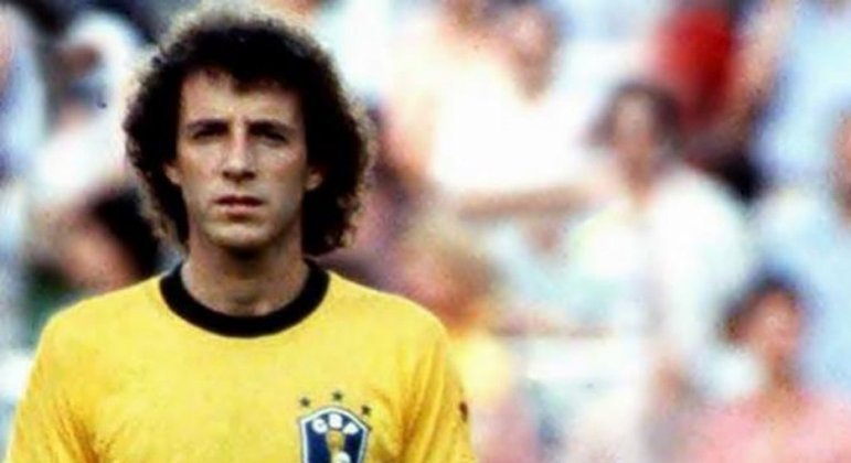 1982 - Depois de ser um dos poucos destaques da campanha brasileira nos Jogos Olímpicos de 1972 e disputar a Copa em 1974 e 1978, Dirceu foi chamado para a Copa de 1982 depois de fazer só duas partidas antes do Mundial.