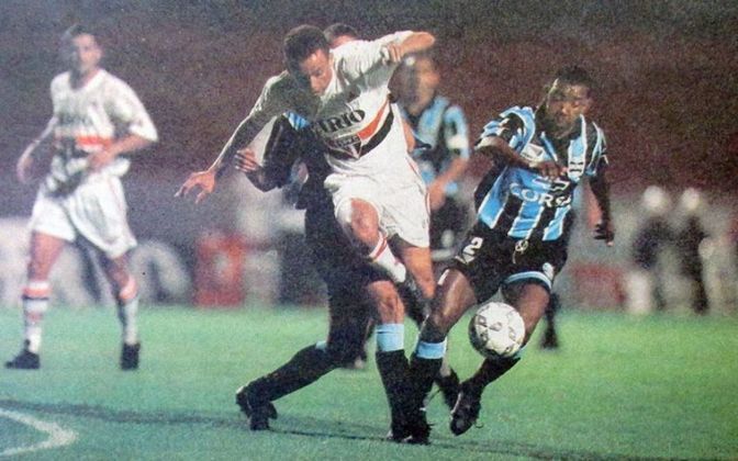 1982 - São Paulo 2 x 2 Grêmio - Nova estreia contra brasileiros e novo empate. Edmar e Bonamigo fizeram para os gaúchos, enquanto Serginho Chulapa fez os dois do Tricolor.