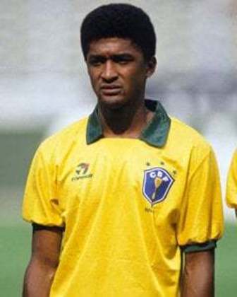 1986 - Ainda com 22 anos, Valdo foi chamado para o lugar de Cerezo, cortado. Ele nunca havia jogado pela seleção e também não entrou naquele Mundial, estreando apenas no ano seguinte.