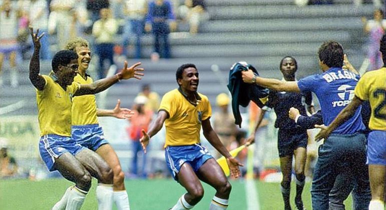 1986 - Vivendo o melhor momento da carreira, Josimar acabou sendo convocado para a Copa do Mundo depois de Leandro pedir dispensa. Isso aconteceu por conta de um episódio de fuga da concentração onde apenas Renato Gaúcho foi cortado por Telê Santana. O lateral foi solidário e também saiu.