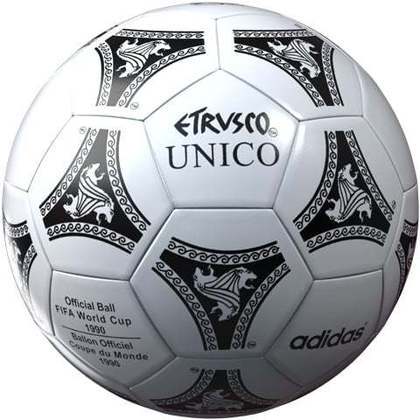 1990 - A Adidas revolucionou o futebol com a Etrusco, usada no Mundial da Itália. Foi a primeira bola a ter uma camada interna de impermeabilização, feita de espuma de poliuretano.