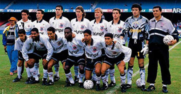 1994 – Em um jogo de muitos gols, o Timão venceu o Santos por 6 a 3 no jogo de ida da final da Copa Bandeirantes, torneio organizado pela FPF em 1994. O placar elástico encaminhou a conquista ao Corinthians, que confirmou o título empatando em 1 a 1 no jogo seguinte. Ambas as partidas foram realizadas no estádio do Morumbi.