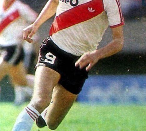 1995 - Enzo Francescoli: meia uruguaio que brilhou com a camisa do River Plate, sangrando-se campeão da Libertadores com o clube - Foto: Autor Desconhecido/Wikimedia Commons