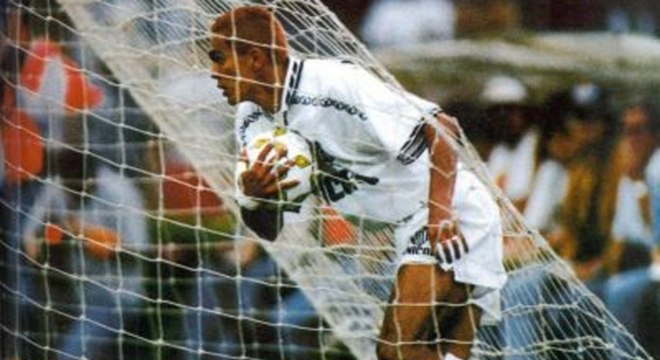 1995 - Santos 5 x 2 Fluminense - A campanha histórica no Brasileiro de 1995 ficou marcada por esta partida realizada no Pacaembu. Giovanni, o Messias, marcou duas vezes, enquanto Macedo, Camanducaia e Marcelo Passos completaram o placar. 