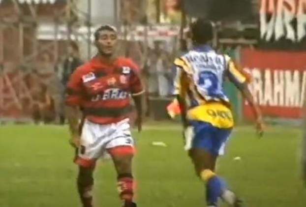 1997 - O Flamengo goleava o Madureira por 7 a 0 quando Romário e Cafezinho se estranharam. Depois, o lateral do Madureira deu um soco no Baixinho. O episódio gerou invasão de campo e uma briga generalizada na Gávea. O técnico rubro-negro Júnior deu um soco em Cafezinho.