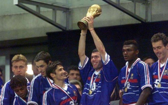 1998 - Campeão da Copa do Mundo: França (1º título)