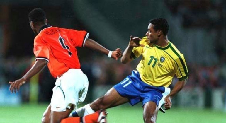 1998 - Devido a uma lesão na panturrilha direita, o atacante Romário foi sacado da seleção às vésperas da estreia na Copa. Emerson acabou sendo chamado no lugar do Baixinho e foi pego de surpresa.