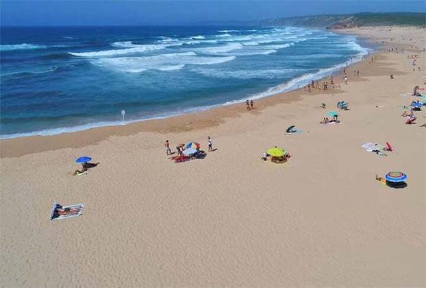 2ª – A ‘Praia de Alzejur’, na região de Algarve, em Portugal, é uma sugestão perfeita para os apaixonados por tranquilidade, oceano e natureza, pois se encontra em uma área de preservação natural, pouco explorada. 