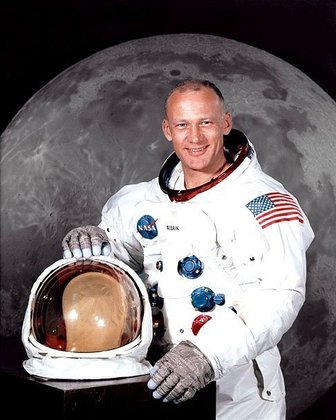 2- Buzz Aldrin - Nascido em 20/1/1930. Formado pela Academia Militar dos EUA.  Pisou na Lua em 21/7/1969. 