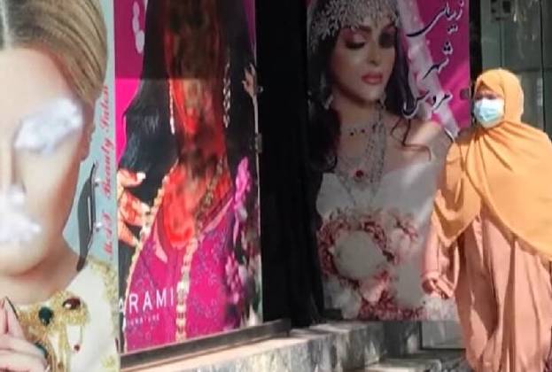 2 de julho: Após um decreto do grupo extremista Talibã, todos os salões de beleza para mulheres do Afeganistão tiveram que encerrar as atividades.