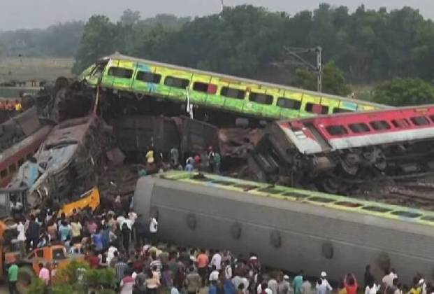 2 de junho: Quatro vagões descarrilaram após colidirem com um trem de carga no distrito de Balasore, em Odisha, leste da Índia. Pelo menos 288 pessoas morreram e 800 ficaram feridas.
