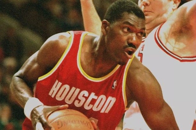 2- Hakeem Olajuwon (Nigéria) - O nigeriano Hakeem Olajuwon foi duas vezes campeão da NBA pelo Houston Rockets, equipe que defendeu de 1984 a 2001. Posteriormente, fez uma temporada pelo Toronto Raptors e encerrou a carreira em 2002, aos 39 anos. Doze vezes All Star e membro do Hall da Fama, foi MVP em 1993-94