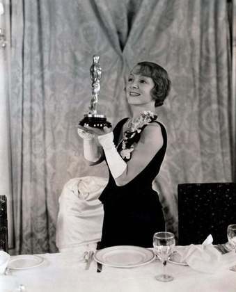 #2. Helen Hayes (1900-1993) - Conhecida como “a primeira dama do teatro estadunidense”, Hayes é reverenciada até hoje pois foi a primeira mulher da história a conquistar os quatro prêmios.  