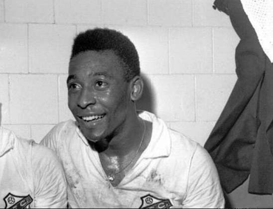 2º lugar - Pelé, brasileiro, atacante. O Rei do Futebol é considerado o maior atleta de todos os tempos. Marcou mais de mil gols, fez sua carreira no Santos e venceu três Copas do Mundo pela Seleção Brasileira.