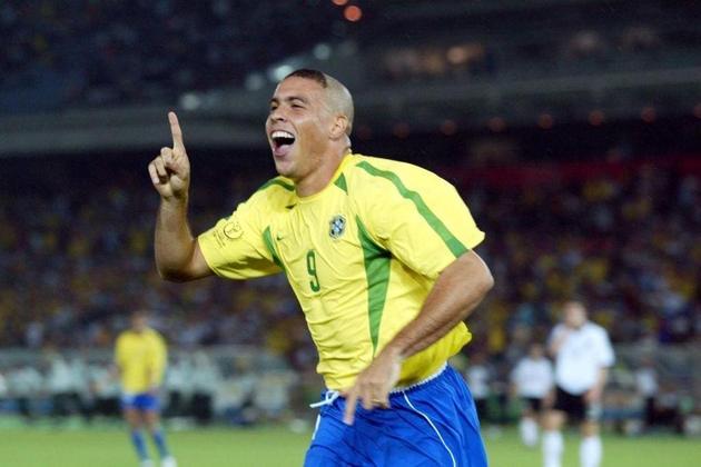 2º lugar: Ronaldo (atacante - Brasil): 15 gols em Copas do Mundo - O atacante vestiu a amarelinha em quatro Copa do Mundo, em 1994, 1998 (4 gols), 2002 (8 gols) e 2006 (3 gols). O Fenômeno foi campeão do Mundial duas vezes, em 1994 e 2002. 