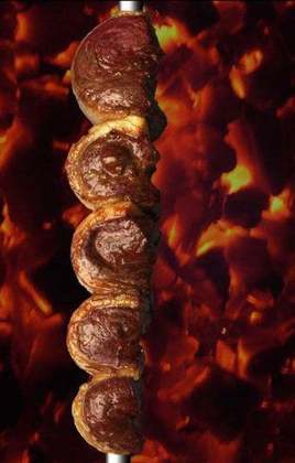 2º - Picanha -> Trata-se de um corte de carne bovina tipicamente brasileiro, retirado da alcatra-  o grande carro-chefe dos churrascos. Pode ser preparada no espeto e servida no formato de bifes, na grelha ou assada com sal grosso 