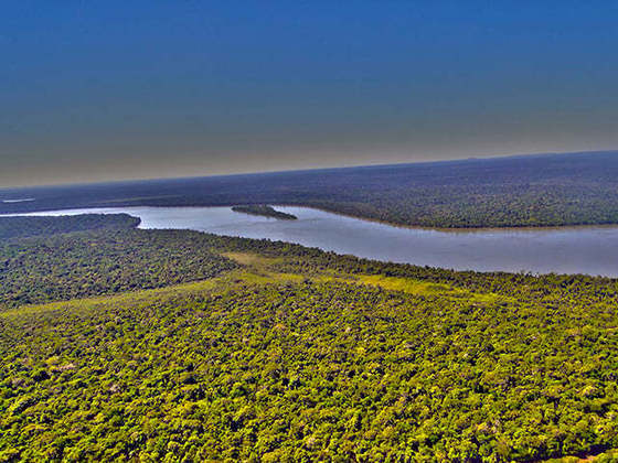 2º - Rio Paraná – Via fluvial que surge da convergência de dois rios: Grande e Paranaíba. Com seus 3.942 km de extensão, percorre o Mato Grosso do Sul, Minas Gerais, Paraná e São Paulo. Também delimita a fronteira da Argentina com o Paraguai e do Brasil com o Paraguai. 