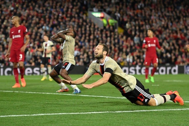 Aos 27 minutos, o clube holandês reagiu, e Mohammed Kudus chutou no canto direito de Alisson, marcando o gol. No segundo tempo, o Liverpool fez mais um gol com Matip, quase no fim da partida, aos 89 minutos. O clube inglês se recupera, ganha os três primeiros pontos da temporada e é o líder do Grupo A