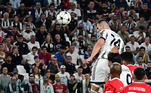 Em casa, o Juventus entrou em campo e disputou a partida contra o Benfica. O time italiano abriu o placar no início do jogo, aos quatro minutos, com uma cabeçada de Milik