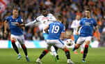 Fora de casa, o Napoli goleou o Rangers em jogo pelo Grupo A. Após o fim de primeiro tempo sem gols, os italianos inauguraram o placar com um pênalti de Matteo Politano, aos 68 minutos