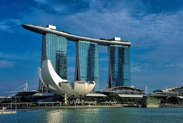 2 - Singapura: 140 mil dólares por habitante.