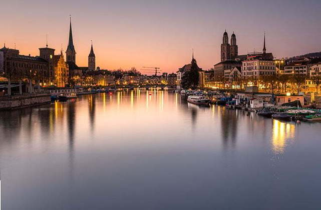 2º) Zurique, Suíça: É a maior cidade da Suíça, localizada no norte do país. Zurique é conhecida por sua arquitetura medieval, seus museus de classe mundial e sua vibrante vida noturna. 