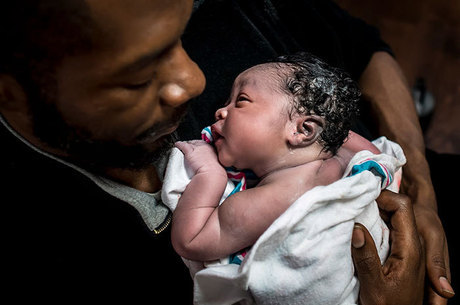 20 Fotos emocionantes de Pais vendo seus filhos pela primeira vez no parto