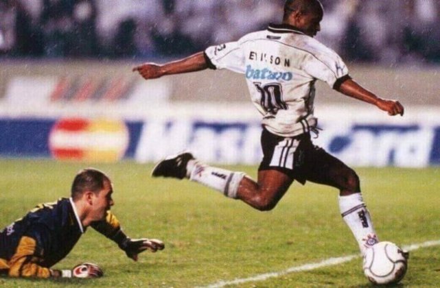 2000: Edílson (Corinthians) - O Timão levou o título pela primeira vez ao derrotar o Vasco, no Maracanã.  - Foto: Divulgação/Corinthians