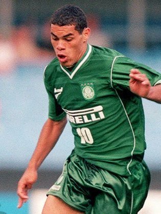 2001 - Lopes, do Palmeiras, foi o artilheiro da Libertadores com nove gols.