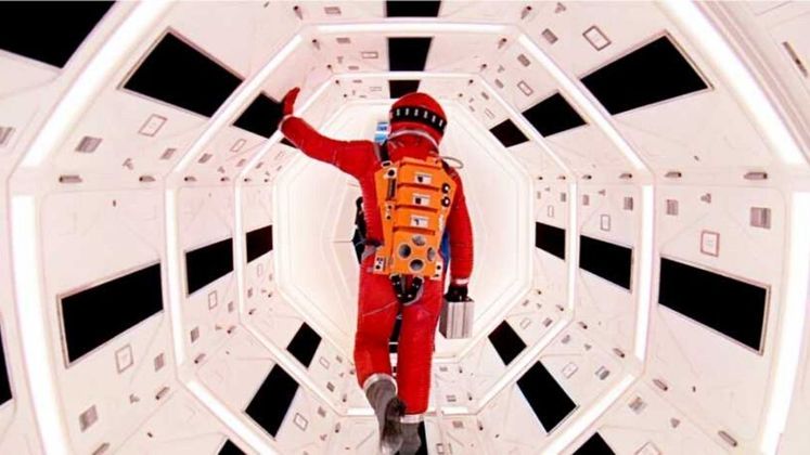 2001: Uma Odisseia no Espaço é um dos primeiros filmes a abordar o tema. Indo ao ar em 1968, o longa é baseado num confronto entre a IA e os humanos durante uma missão no espaço.