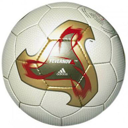 2002 - A FeverNova foi a primeira bola de uma Copa a ter um desenho alternativo, mas tendo como base ainda a tradicional montagem com 32 gomos.