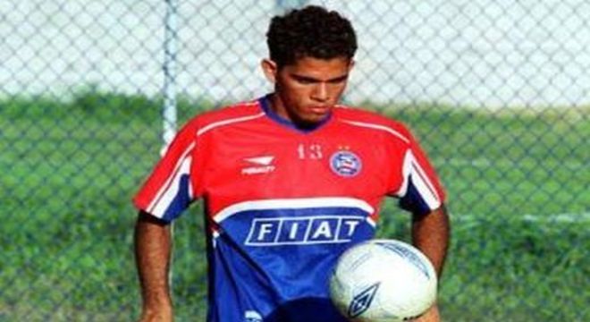 2002 - Bahia - 50 jogos, cinco gols e três assistências