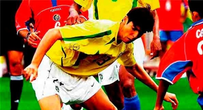 2002 - Com 19 anos, Kaká fez a estreia pela seleção brasileira em janeiro de 2002 em um amistoso. Ele parecia que ia ficar fora da lista, mas Djalminha deu uma cabeçada em Javier Irureta, seu técnico no La Coruña, em maio. Quatro dias depois, Kaká foi chamado e ele não para a Copa.