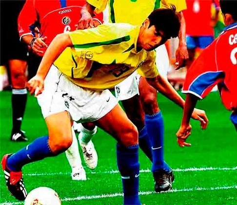 2002 - Com 19 anos, Kaká fez a estreia pela seleção brasileira em janeiro de 2002 em um amistoso. Ele parecia que ia ficar fora da lista, mas Djalminha deu uma cabeçada em Javier Irureta, seu técnico no La Coruña, em maio. Quatro dias depois, Kaká foi chamado e ele não para a Copa.
