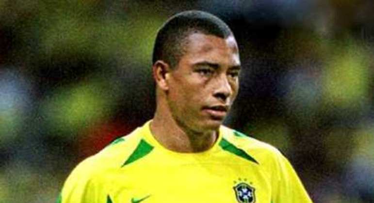 2002 - Gilberto Silva defendeu a seleção brasileira em três jogos, marcou três gols, ajudou na classificação para a Copa do Mundo e ganhou a confiança de Felipão. Com a lesão de Emerson, o jogador ganhou a posição e atuou em todos os sete jogos da competição, sem ser substituído em nenhum jogo.