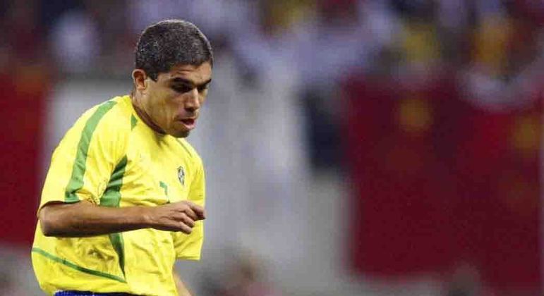 2002 - Homem de confiança de Felipão, Emerson caiu de mau jeito no ombro direito e acabou cortado da Copa do Mundo. Ricardinho, então, foi chamado de última hora para o Mundial. Ele disputou duas partidas na vitoriosa campanha do pentacampeonato.
