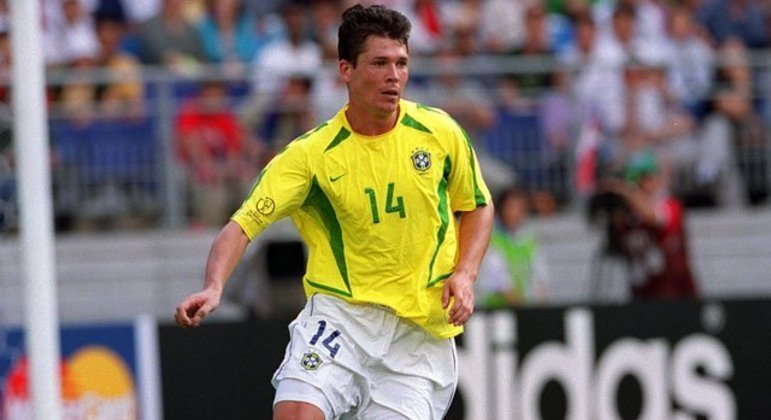 2002 - Outro nome inesperado foi de Anderson Polga. Ele foi convocado às vésperas da competição, estreou marcando gol em amistoso com a Bolívia e fez mais dois contra a Islândia. A participação na preparação o credenciou para a Copa.