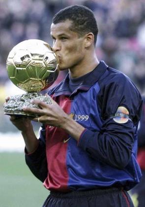 2002 – Rivaldo foi um dos principais jogadores do Brasil no penta. Entretanto, o jogador que já havia conquistado o prêmio de melhor do mundo em 1999, acabou não ficando entre os primeiros em 2002. Os escolhidos foram Ronaldo, Oliver Khan e Zidane.