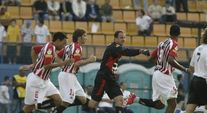 2005 - Corinthians 1 x 5 São Paulo - A maior goleada do Tricolor em cima do rival no século foi no Pacaembu, pelo Brasileiro de 2005. Gols de Rogério Ceni, Luizão (2), Cicinho e Danilo.