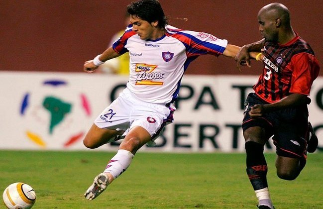 2005 - Santiago Salcedo, do Cerro Porteño (PAR), foi o artilheiro da Libertadores com nove gols.