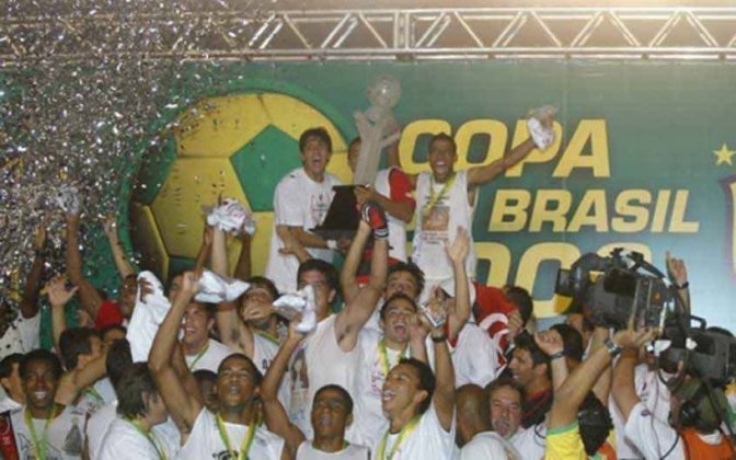 2006 - O segundo título de Copa do Brasil veio com direito a clássico contra o Vasco na final. Nas fases anteriores, o Flamengo havia eliminado ASA, ABC, Guarani, Atlético-MG e Ipatinga.