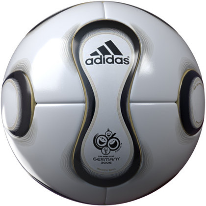 2006 - Para a Copa da Alemanha, a Adidas criou a Teamgeist (Espírito de equipe em português). O design revolucionário de 14 gomos deixava a bola mais leve, já que tinha menos costura, o que diminuía o atrito com o ar.