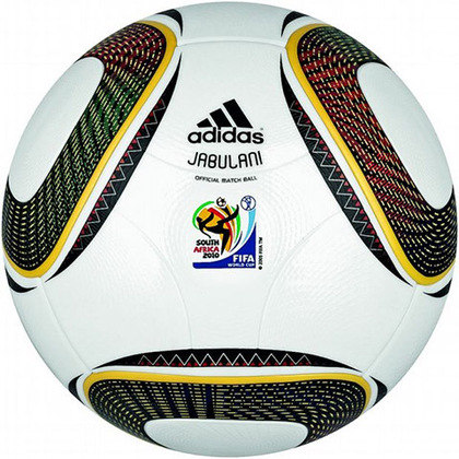 2010 - A Jabulani foi um capítulo à parte no Mundial da África do Sul. Seu design a deixava mais leve e, consequentemente, mais instável. Os goleiros detestavam. A cada frango na Copa, lá vinha a vinheta na TV: Jabulaaaaaaaaaaaaani!