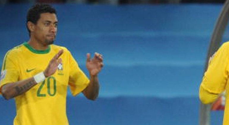 2010 - Depois de brilhar em 2002, Kléberson voltou à seleção em 2010, mas não teve o mesmo sucesso. Foi o jogador convocado por Dunga que menos defendeu o Brasil com o treinador com apenas 49 minutos em amistoso de 2009. Depois, sofreu lesão no ombro direito e só voltou três meses depois.