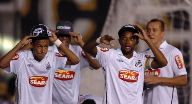 2010 - Santos 8 x 1 Guarani - Mais um show de Neymar e cia na Copa do Brasil. A goleada que marcou a irreverência do elenco santista. Neymar acabou com o jogo, marcando cinco gols. Robinho, duas vezes e Marcel, fecharam o resultado. 