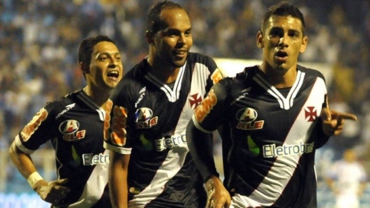 2011 - No mesmo ano, o Vasco disputou o título do Campeonato Brasileiro com o Corinthians até a última rodada. No entanto, o troféu ficou com os paulistas, e o Cruz-Maltino não conseguiu vencer as duas competições nacionais juntas em 2011. Nos duelos decisivos contra o Timão, os times empataram por 2 a 2, em São Januário, e no Pacaembu, a equipe paulista venceu por 2 a 1.