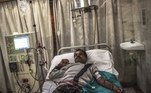 Agricultor afetado por doença renal faz diálise em Visakhapatnam, na Índia