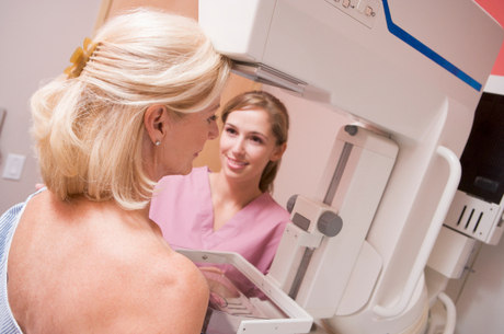 A mamografia é um dos exames que detectam o câncer de mama