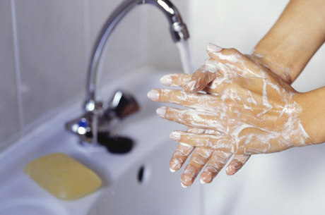 Lavar as mãos, trancar a porta e checar o gás são algumas das atividades mais recorrentes de quem tem TOC