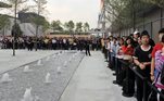 Chineses fazem fila na porta da nova loja da Apple em Shenzhen, a primeira no sul da China e sétima do país. 

